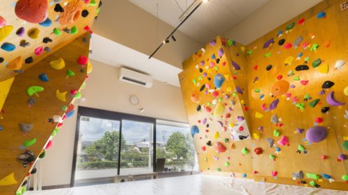 静岡県のクライミイング施設「ボルダリング たきび」